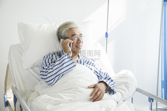 老年病人病床玩手机图片