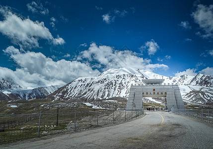 雪山攀登新疆帕米尔高原红其拉甫国门背景