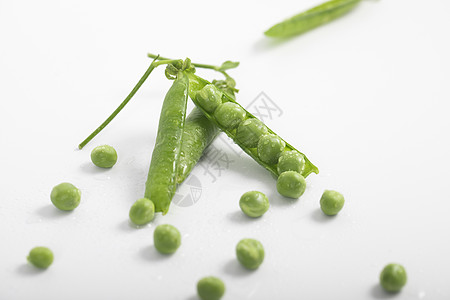 白底美食新鲜的豌豆背景