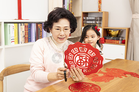 新年祖孙剪窗花图片