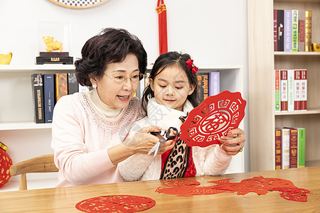 新年祖孙剪窗花图片