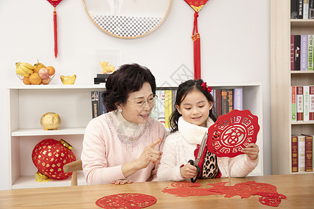 新年祖孙剪窗花图片