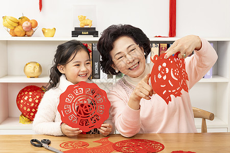 新年祖孙剪窗花高清图片