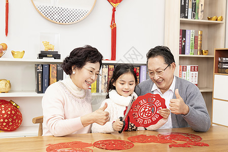 新年祖孙剪窗花背景图片