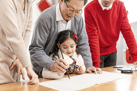 新年爷爷教孙女写书法图片素材