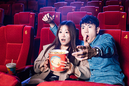 情侣在影院看电影高清图片