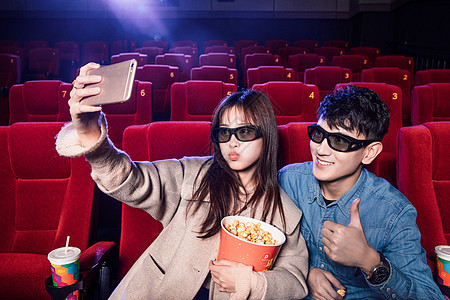 情侣在电影院里手机自拍图片