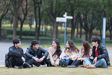 团队生活青年聚会围坐在草地上背景