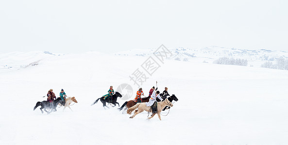 雪地上奔驰的骏马图背景