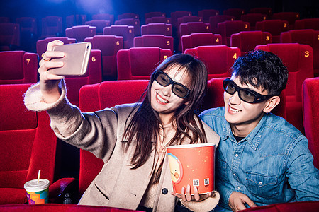 情侣在电影院里手机自拍图片