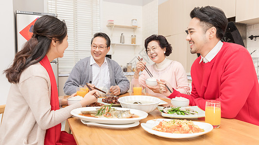 热闹喜庆的年夜饭图片