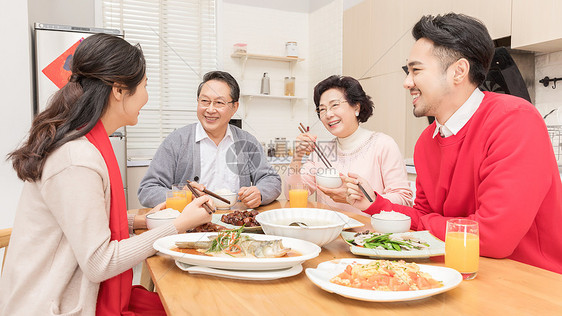 热闹喜庆的年夜饭图片