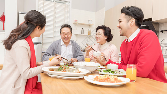 热闹喜庆的年夜饭图片