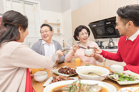 热闹喜庆的年夜饭图片