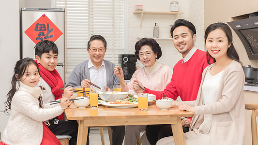 一家人热闹的年夜饭图片