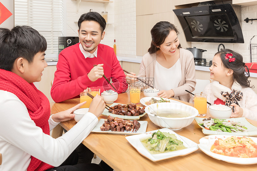 其乐融融的一家人