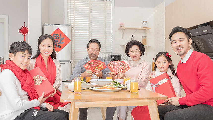 热闹的年夜饭图片