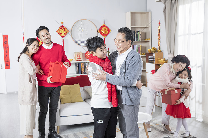 新年一家人爷爷孙子拥抱