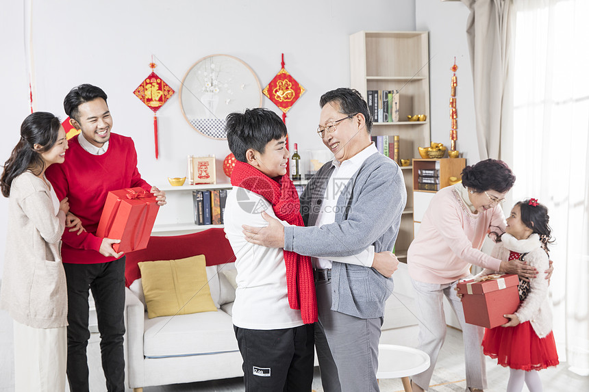 新年一家人爷爷孙子拥抱