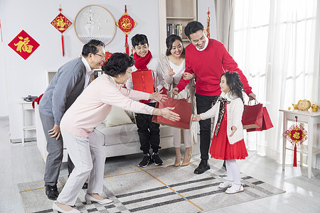 新年一家人奶奶孙女拥抱背景图片