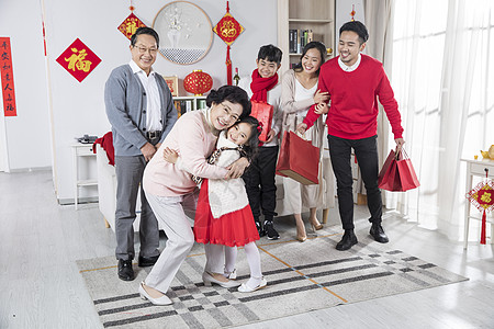 一家人海边新年一家人奶奶孙女拥抱背景