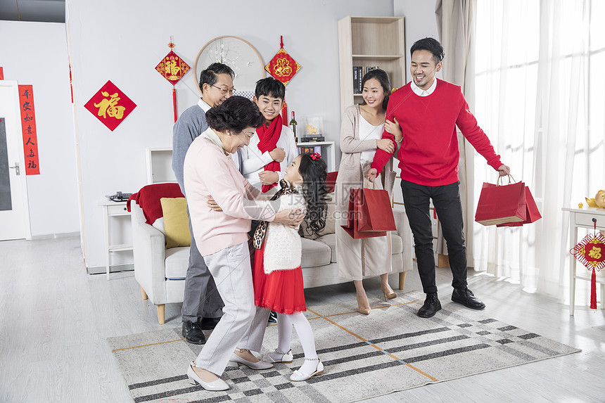 新年一家人奶奶孙女拥抱