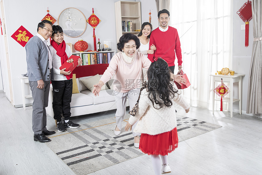 新年一家人奶奶孙女拥抱图片