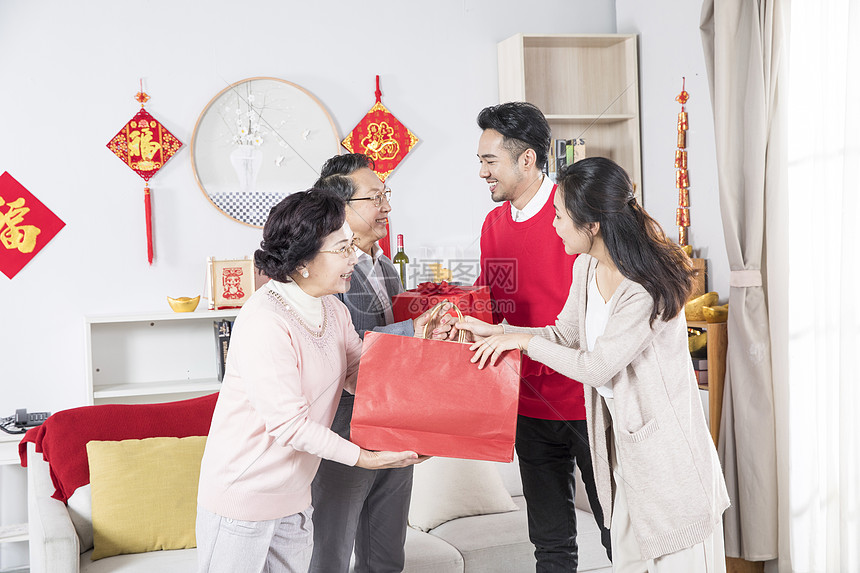 新年夫妻看望爸爸妈妈图片