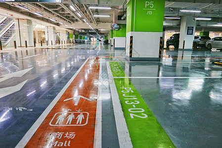 充电标识大型商场停车场内的地面指示标背景