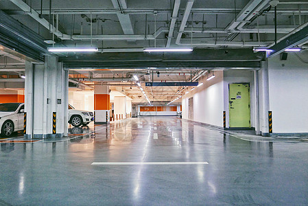 地下停车场宽敞的行车道图片