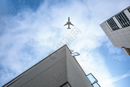 楼顶飞过的飞机背景图片