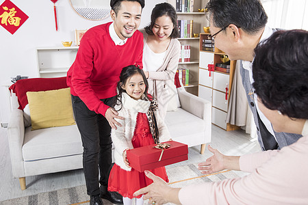 新年一家人孙女给爷爷奶奶送礼图片