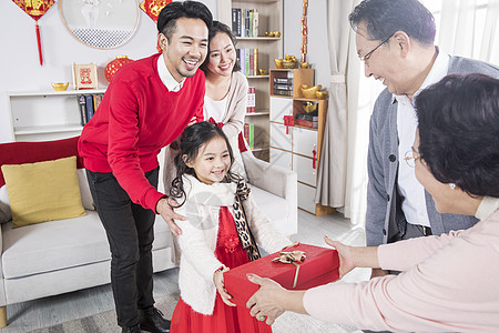 新年一家人孙女给爷爷奶奶送礼图片