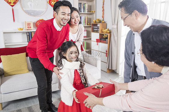 新年一家人孙女给爷爷奶奶送礼图片