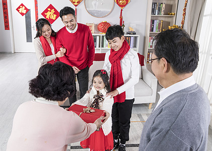新年一家人孙女给爷爷奶奶送礼图片素材