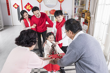 新年一家人孙女给爷爷奶奶送礼图片