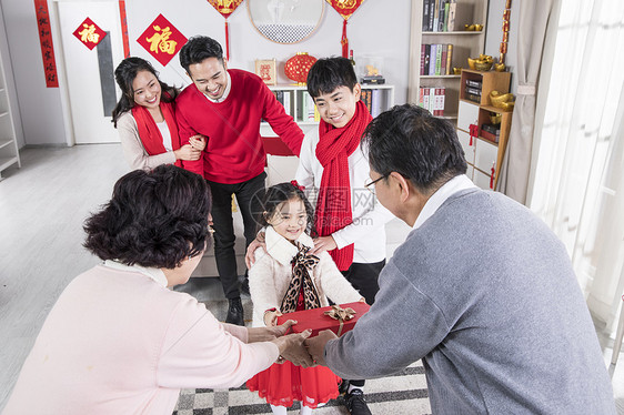 新年一家人孙女给爷爷奶奶送礼图片