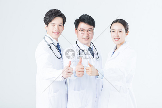 年轻的医生们举大拇指图片