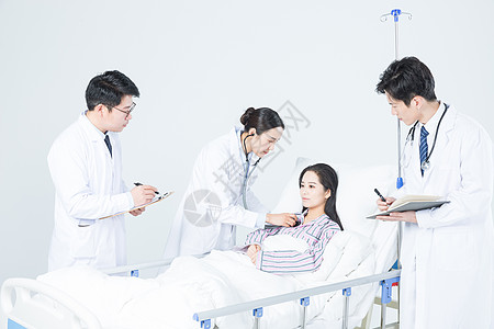 医疗团队探望病人高清图片