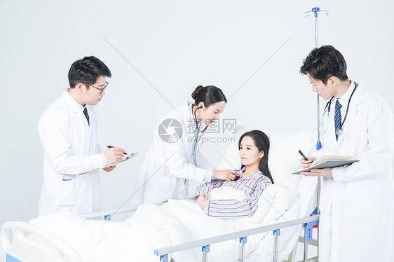医疗团队探望病人图片