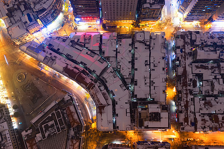 俯瞰城市大雪后的夜景图片