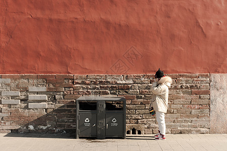 北京故宫红墙旁的人图片