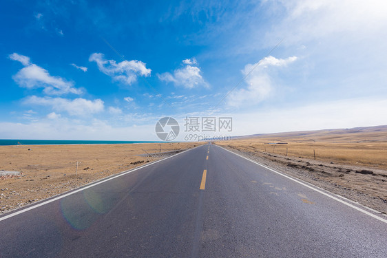冬季青海湖宽阔的道路图片