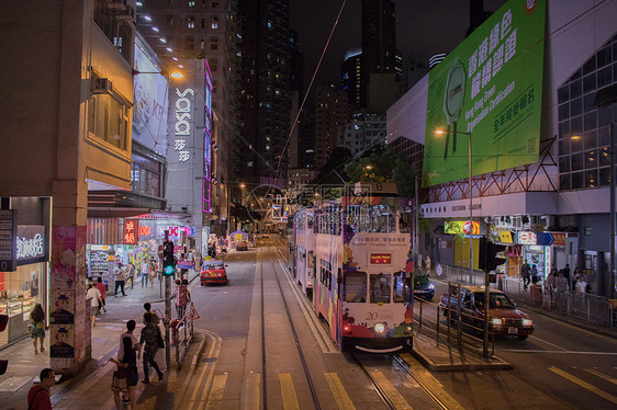 夜色下的香港叮叮车大巴图片