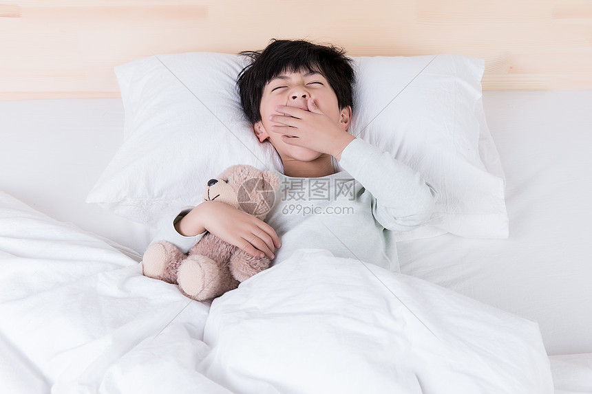 打哈欠犯困的小朋友