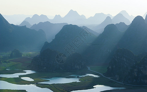 巴蜀山水山峦叠嶂雾气笼罩背景