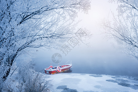 一叶小舟冰雪雾凇冰面高清图片