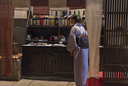 日本料理店的和服侍女服务高清图片素材