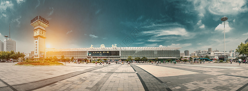 上海火车站站前广场高清图片