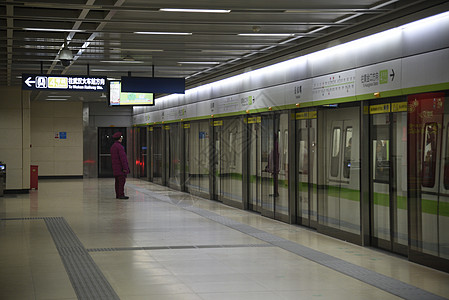 地铁乘务员在站台高清图片